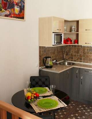 Гостевой дом Guest House on Gia Abesadze Street Тбилиси Бюджетный двухместный номер с 1 кроватью или 2 отдельными кроватями-9