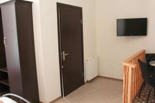 Гостевой дом Guest House on Gia Abesadze Street Тбилиси Бюджетный двухместный номер с 1 кроватью или 2 отдельными кроватями-16