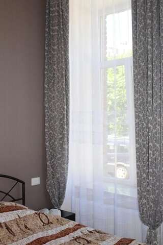 Гостевой дом Guest House on Gia Abesadze Street Тбилиси Бюджетный двухместный номер с 1 кроватью или 2 отдельными кроватями-21