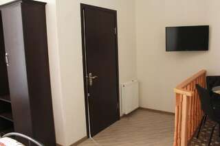 Гостевой дом Guest House on Gia Abesadze Street Тбилиси Бюджетный двухместный номер с 1 кроватью или 2 отдельными кроватями-6